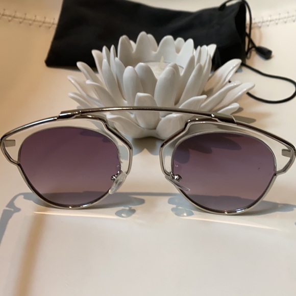 Sunglasses includes a soft case - Picture 4 of 5